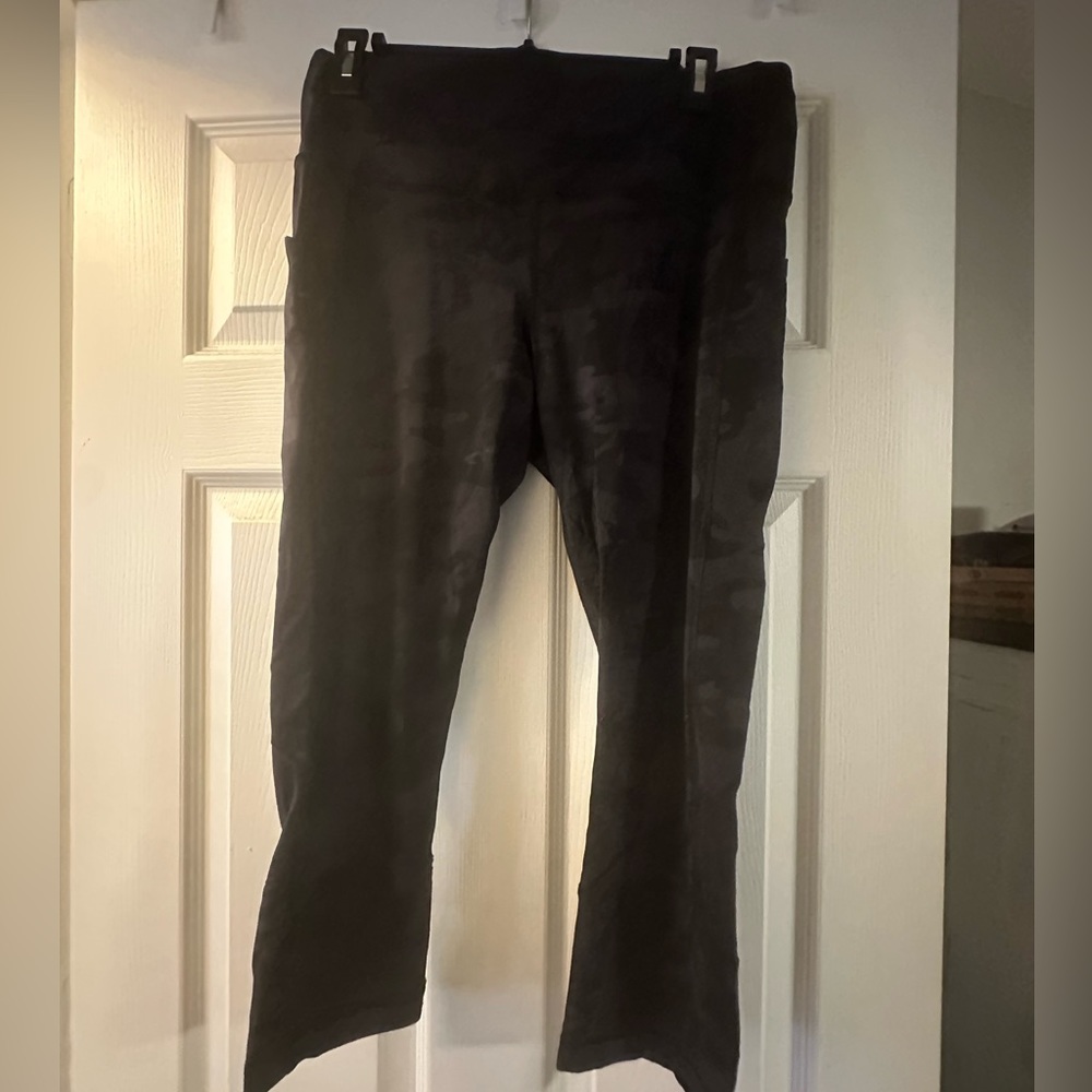 Lululemon black camouflage high rise capri pace rival leggings size 10